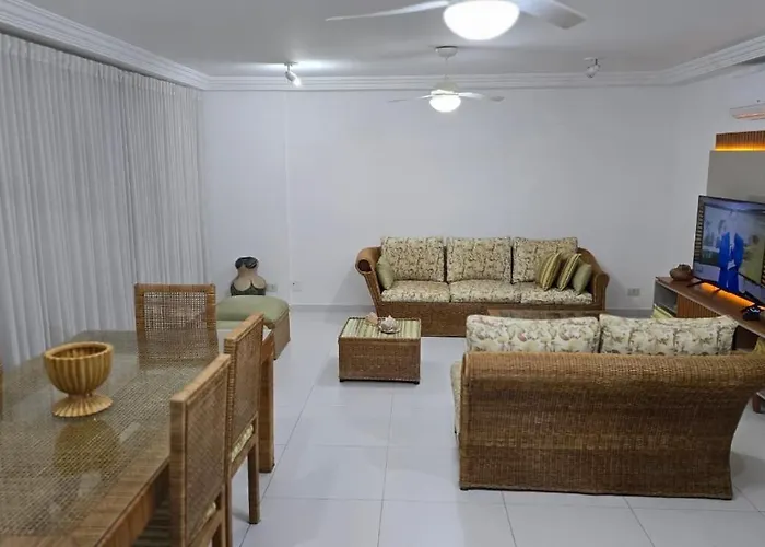 Apartamento pé na areia Guarujá 3 quartos 3 banheiros sala cozinha equipada